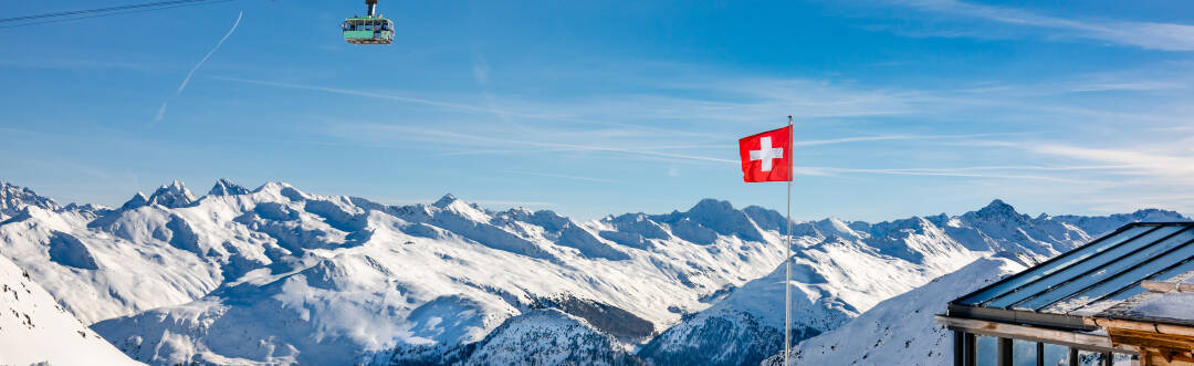 Tillbringa vintersemestern med utförsåkning, längdskidåkning, snöskovandring eller pulkaåkning i bergen kring Davos, en av Schweiz mest välkända vinterdestinationer.