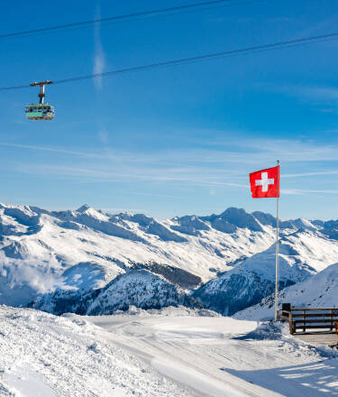 Tillbringa vintersemestern med utförsåkning, längdskidåkning, snöskovandring eller pulkaåkning i bergen kring Davos, en av Schweiz mest välkända vinterdestinationer.