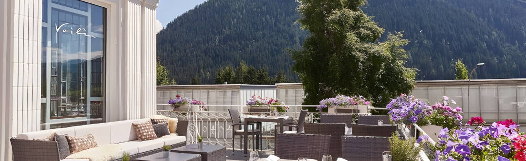 Slå dig ner på hotellets inbjudande solterrass och njut av något gott att dricka med en vidsträckt utsikt över bergen runt Davos.