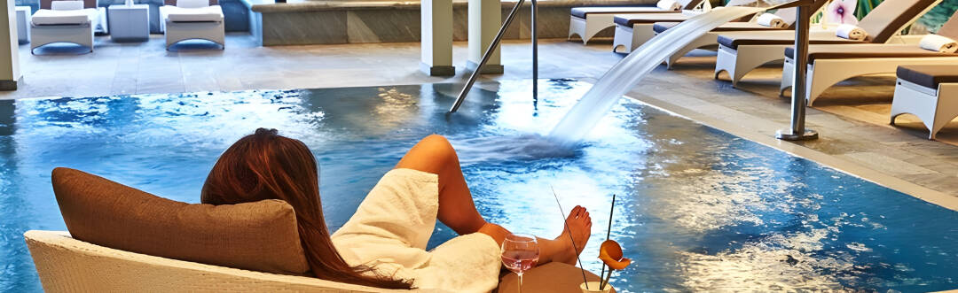 Njut av inomhuspoolen, bubbelpoolen, den finska bastun, biobastun och ångbadet. Du kan även boka en massage eller en skönhetsbehandling under din vistelse.