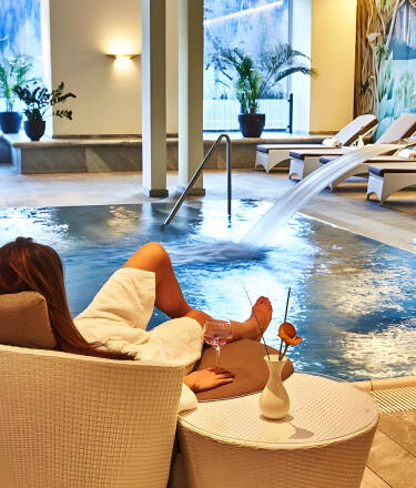 Njut av inomhuspoolen, bubbelpoolen, den finska bastun, biobastun och ångbadet. Du kan även boka en massage eller en skönhetsbehandling under din vistelse.