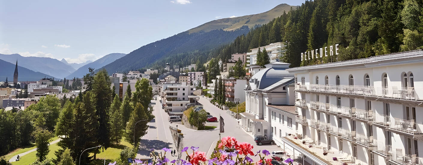 Steigenberger Icon Grandhotel Belvédère stands directly on the Davos promenade, within easy walking distance of shops, restaurants, museums and the Vaillant Arena.