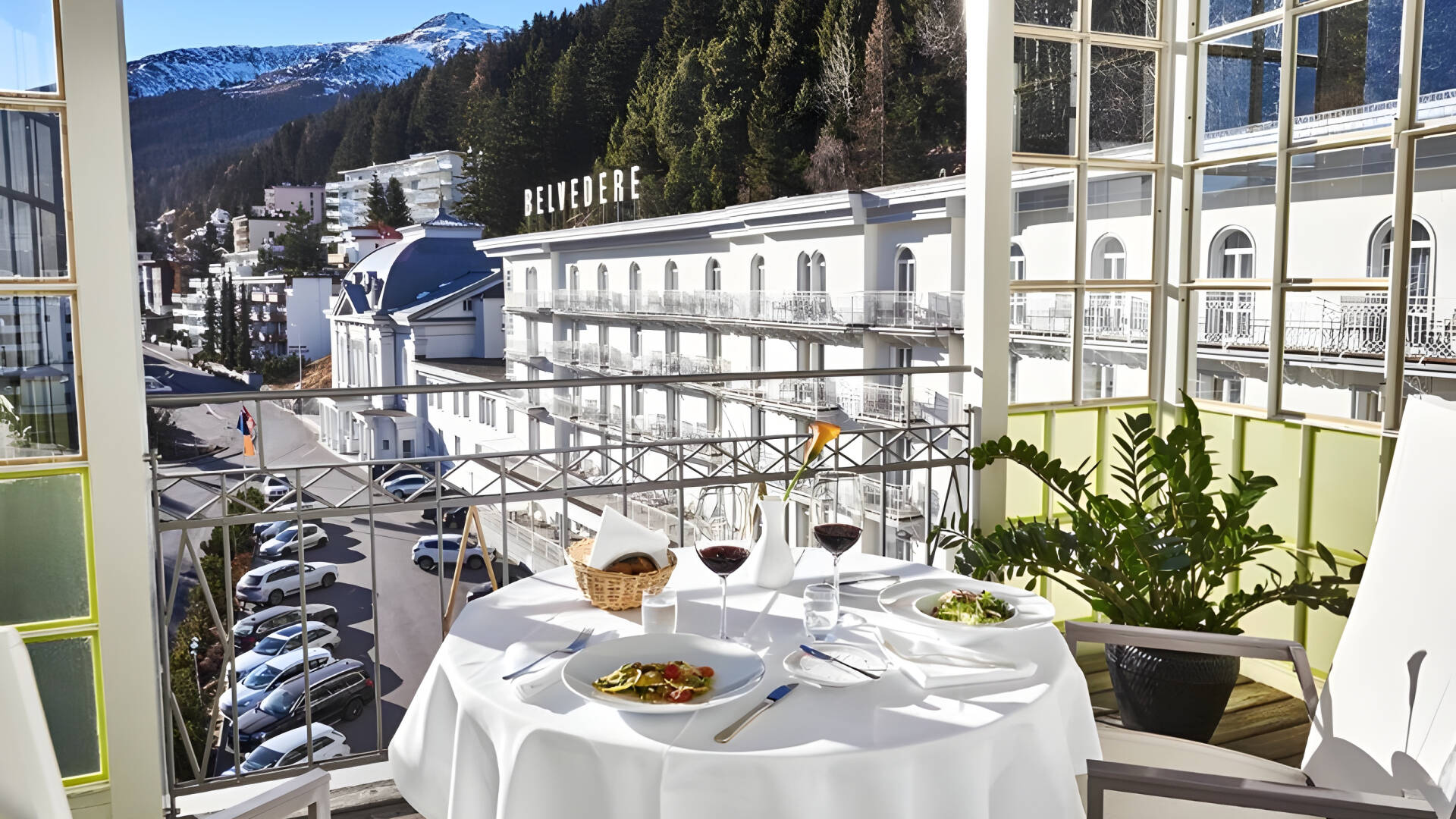Start dagen med en rikholdig frokostbuffé og oppdag sveitsiske, internasjonale og sesonginspirerte italienske retter. Carigiet Bar & Lounge er det perfekte stedet for en kopp kaffe, et kakestykke eller en cocktail om kvelden.