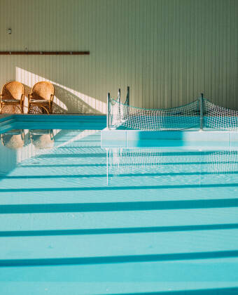 Entspannen Sie sich im Wellnessbereich mit Innenpool und Sauna.