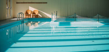 Entspannen Sie sich im Wellnessbereich mit Innenpool und Sauna.