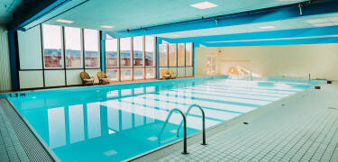 Slappna av i wellnessområdet med inomhuspool och avkopplande bastu.