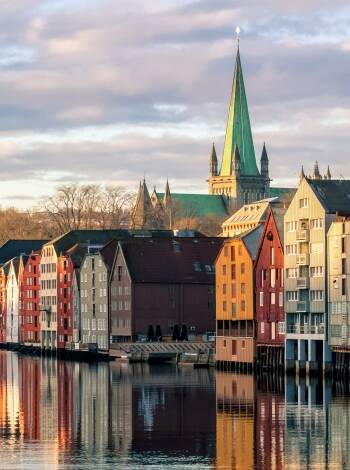 Ta en dagsutflykt över gränsen till Norge och besök närliggande Trondheim.