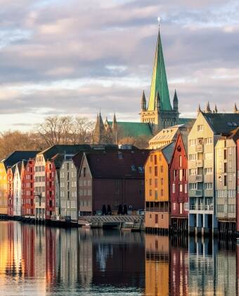 Machen Sie einen Tagesausflug über die Grenze nach Norwegen und besuchen Sie das nahe gelegene Trondheim.