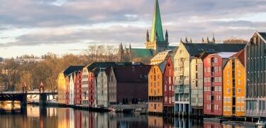 Ta en dagstur over grensen til Norge og besøk Trondheim i nærheten.