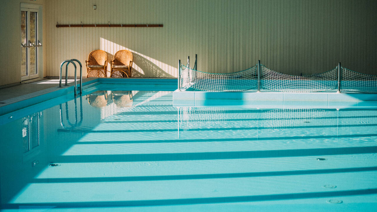 Slappna av i wellnessområdet med inomhuspool och avkopplande bastu.