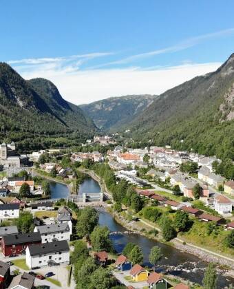 Den historiska staden Rjukan ligger bara en kort, naturskön bilresa bort.