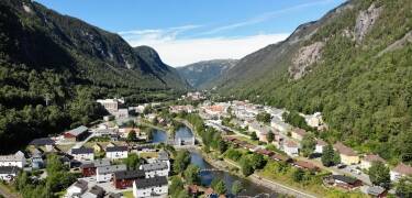 Den historiska staden Rjukan ligger bara en kort, naturskön bilresa bort.