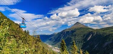Gå direkte ud på naturskønne stier eller tag bjergbanen op til ikoniske Gaustatoppen.