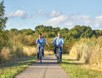 Fra hotellet kan I let og bekvemt udforske området på to hjul via områdets mange cykelstier.