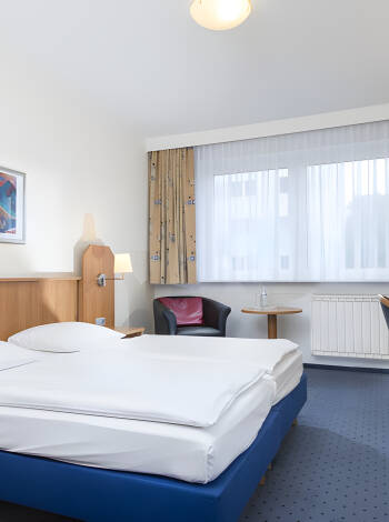 Im Hotel erwarten Sie gemütlich eingerichtete Zimmer, kostenlose Parkplätze und Late-Checkout.