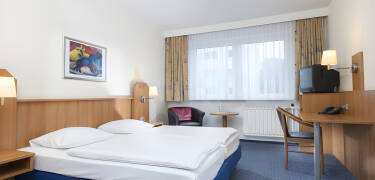 Im Hotel erwarten Sie gemütlich eingerichtete Zimmer, kostenlose Parkplätze und Late-Checkout.