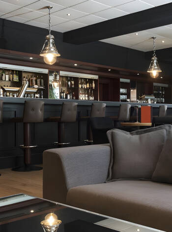 Als Willkommensdrink wird Ihnen ein Berlin Mule an der Bar serviert.