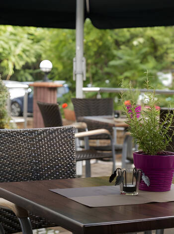 Hotellets härliga terrass är en perfekt plats att koppla av på.