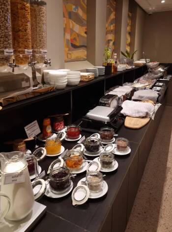 Das Arena Restaurant serviert schwedische Hausmannskost zum Frühstück und saisonale Snacks an der Bar.