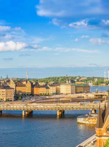 Besök Stockholms sevärdheter som Vasamuseet, Gamla stan och livliga shoppinggator.