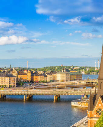 Besøk Stockholms attraksjoner som Vasamuseet, Gamla stan og livlige handlegater.