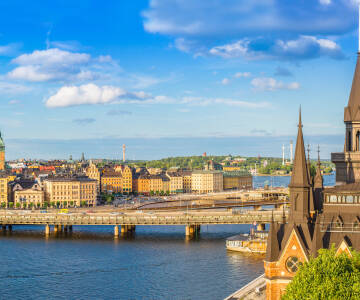 Besuchen Sie Stockholms Sehenswürdigkeiten wie das Vasa-Museum, Gamla Stan und die lebhaften Einkaufsstraßen.