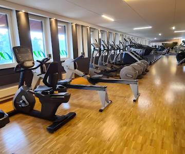 Nutzen Sie praktische Einrichtungen wie Gästeküche, Wäscherei, Zimmer- und Fitnessraumzugang.