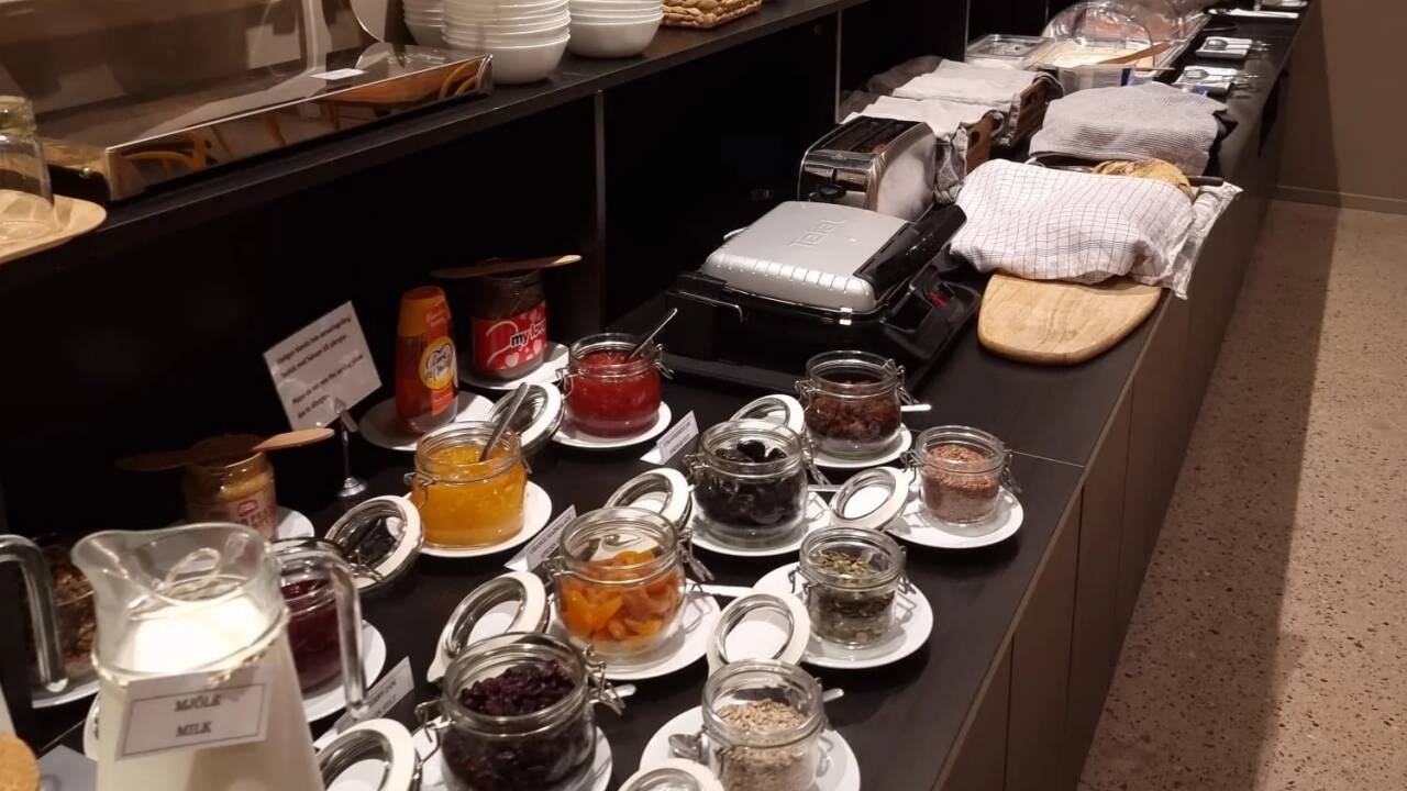 Arena Restaurant serverer svenske klassiske retter til morgenmad og sæsonens barfavoritter.