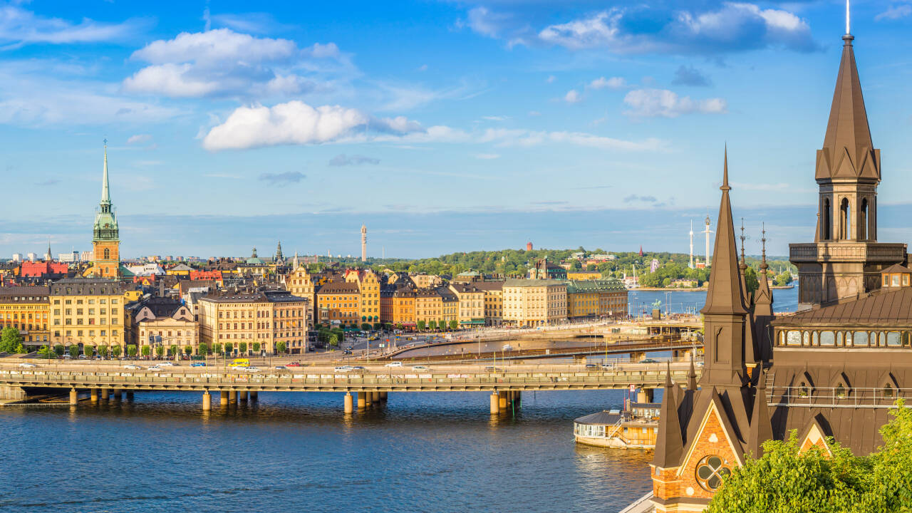Besök Stockholms sevärdheter som Vasamuseet, Gamla stan och livliga shoppinggator.