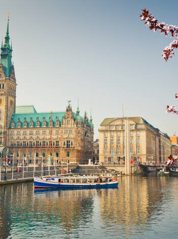 Tag på en dagstur til Hamborg, kun 60 km fra hotellet, og nyd kultur, sightseeing og shopping.