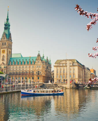 Ta en dagstur til Hamburg, bare 60 km fra hotellet, for å nyte kultur, sightseeing og shopping.