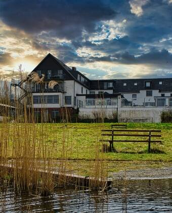 Utsikt over innsjøen og rolige omgivelser setter tonen for et fredelig opphold ved Bistensee.