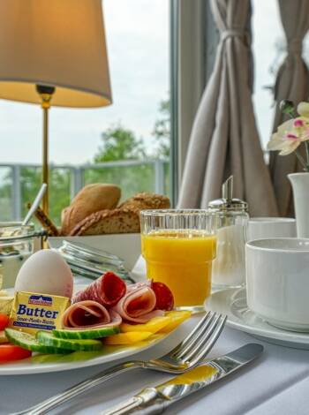 Beginnen Sie den Tag mit einem entspannten Frühstück in einem gemütlichen Raum.