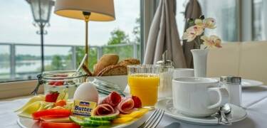 Start dagen med en avslappet frokost på den koselige restauranten.