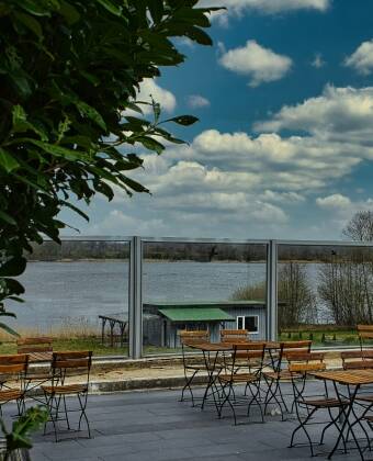 Entspannen Sie sich auf der sonnigen Terrasse oder im ruhigen Wintergarten.