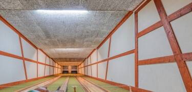 Für zusätzliche Unterhaltung sorgt der im Paket enthaltene Bowlingspaß.