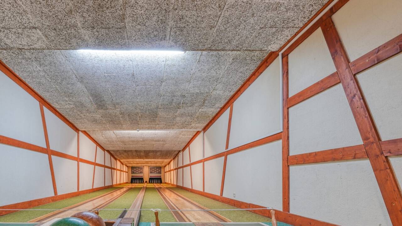 Für zusätzliche Unterhaltung sorgt der im Paket enthaltene Bowlingspaß.