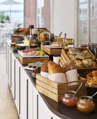 Nyt en deilig frokost laget hovedsakelig av økologiske råvarer. Severin har det Økologiske Bronsjemerket.