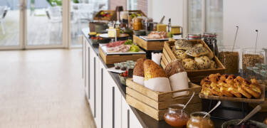 Nyd en lækker morgenmad lavet primært af økologiske råvarer. Severin har det Økologiske Bronzemærke.
