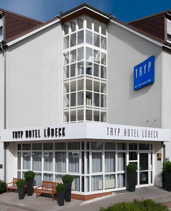 Hotellet ligger i bydelen Lübeck St. Lorenz, kun få minutter fra den gamle bydel i Lübeck.