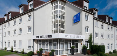 Hotellet ligger i bydelen Lübeck St. Lorenz, kun få minutter fra den gamle bydel i Lübeck.