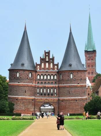 Stadsporten Holstentor är ingången till Lübecks gamla stadsdel som står på UNESCO:s lista över världskulturarv.