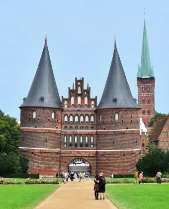 Holstentor markerer indgangen til den gamle bydel i Lübeck, som er på UNESCO's liste over verdenskulturarv.