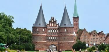 Holstentor markerer indgangen til den gamle bydel i Lübeck, som er på UNESCO's liste over verdenskulturarv.