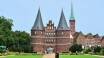Holstentor markerer indgangen til den gamle bydel i Lübeck, som er på UNESCO's liste over verdenskulturarv.