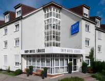 Hotellet ligger i bydelen Lübeck St. Lorenz, kun få minutter fra den gamle bydel i Lübeck.