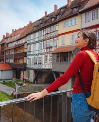 Das Hotel liegt in unmittelbarer Nähe zur wunderschön erhaltenen Altstadt von Erfurt, darunter der Domplatz, die Krämerbrücke und der historische Fischmarkt.