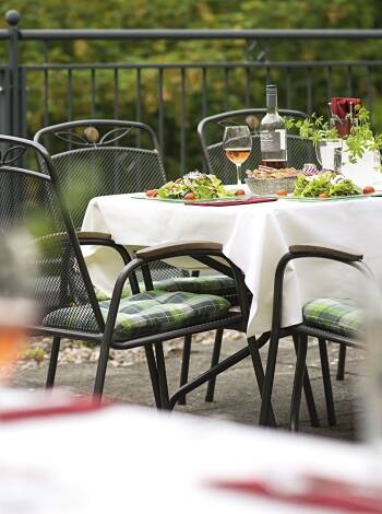 Beginnen Sie Ihren Tag mit einem reichhaltigen Frühstück oder genießen Sie Ihr Abendessen im Hotel, bei schönem Wetter auch im Freien.