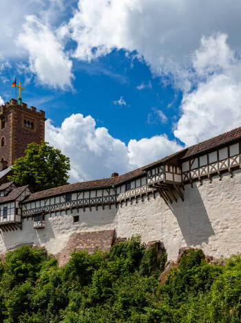 Die Wartburg – Nur knapp eine Stunde entfernt liegt dieses UNESCO-Weltkulturerbe, ein Muss für Geschichtsliebhaber.