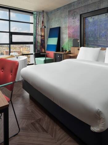 Bo på ett stilfullt hotell med en unik industriell design inspirerad av Amsterdams hamnhistoria.